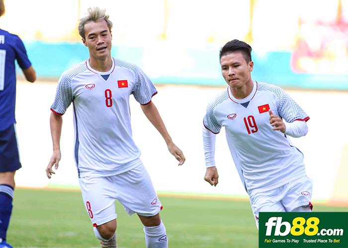Tiền vệ người Việt Nguyễn Quang Hải ghi bàn thắng ba phút sau hiệp một.