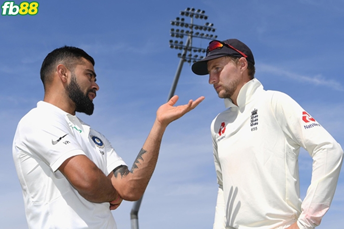 Joe Root đấu với Virat Kohli