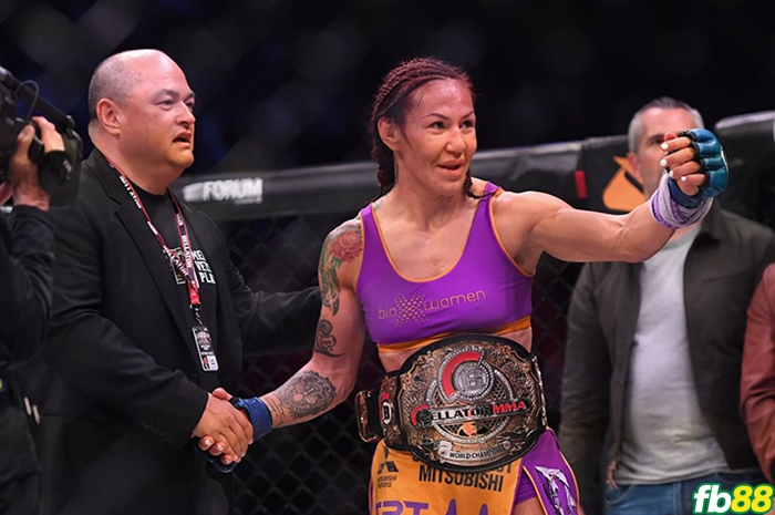 Cris Cyborg đánh bại Sinead Kavanagh