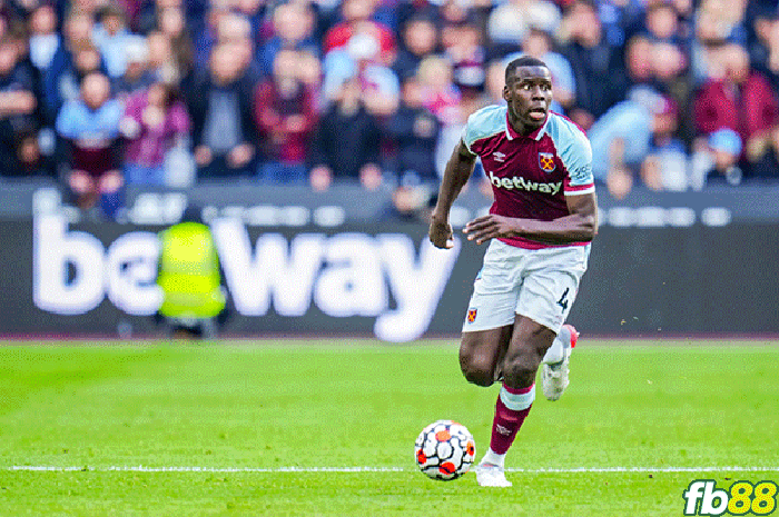 West Ham phạt hậu vệ Kurt Zouma