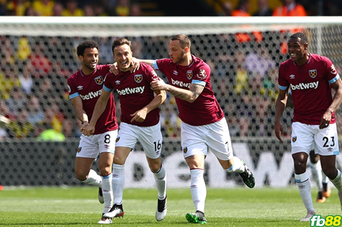 West Ham gặp Lyon